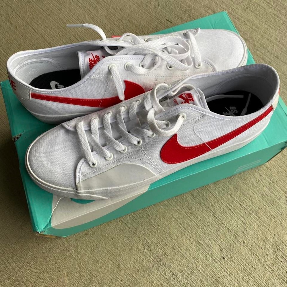 Nike SB blazer court white and red, never worn new in box.